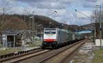 186 510 mit kurzem umgeleiteten Güterzug über die Siegstrecke in Richtung Köln am 03.04.2021 in Mudersbach