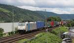 LINEAS 186 296 mit Containerzug in Richtung Norden am 06.07.21 in Oberwesel.