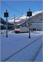 Bis die Wagen beladen sind, wartet die Railpool 186 497 in Airolo.