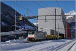 Die Railpool 186 497 ist mit ihrem aus Sggrrs S204 Wagen bestehendem Güterzug in Airolo eingetroffen un hat die Wagen bereits zur Abfüllanlage rangiert.