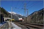 Die Railpool 186 110 ist mit einem leeren Güterzug bestehend aus Sggrrs S204 Wagen kurz vor Göschenen auf dem Weg nach Airolo.