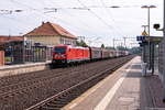 br-6187-traxx-f140ac3/574803/187-082-3-db-cargo-mit-einem 187 082-3 DB Cargo mit einem gemischtem Güterzug in Bienenbüttel und fuhr weiter in Richtung Lüneburg. 05.09.2017
