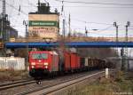 189 013-6 fhrt am 12.11.10 mit einem Gz unter der neuen Brcke kurz vor dem Tostedter Bahnhof hindurch.
