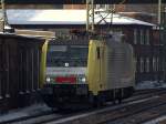 035. Eine der wenigen gelben Schnheiten die es noch gibt...189 916-6/ES F4-016 RT Verlsst gerade HH-Harburg. 4.12.2010