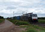 ES 64 F4-210/189 210-8 von MRCE Dispolok fhrt am 19.6.10 mit einem bunten Containerzug durch Ochtmissen gen Sden.