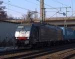Die fr ITL fahrende 189 210-6 fuhr mir einer langen blauen Wand an uns vorbei. HH 26.2.11