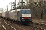 189 213/ES 64 F4-213 rollte mit vielen bunten Paketen am Haken durch Harburg. 30.3.11