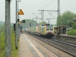 189 909-5/ES64F4-009 unterwegs fr TX Logistik rollt hier nach einem Regenschauer durch Schleswig. 28.5.11