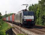 ES 64 F4-082/189 982-2 von MRCE Dispolok fhrt am 21.5.11 mit einem bunten Containerzug durch Moorburg.