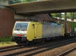 189 205-8/ES 64F4-205 zog einen sehr langen Containerzug ohne Container hinter sich her. HH 01.06.11