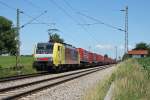 Dispolok 189 907 mit KLV-Zug bei strahlendem Sonnenschein bei Hilperting zwischen Mnchen und Rosenheim am 22.6.2011.