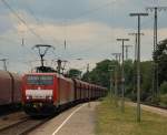 189 044-1 und eine weitere 189 fuhren gemeinsam mit einem Kohleleerzug durch den Bahnhof von Kln West am 16.7.11.