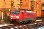 189 002-9 rollte bei orange leuchtender Morgensonne durch den Harburger Bahnhof. 31.01.12