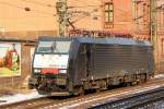 189 843-8(DB Schenker)kam von HH-Hohe Schaar wo sie einen ler hingebracht hatte wieder zurck und rollt hier fotografenfreundlich durch Harburg. 31.1.12