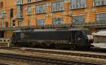 189 212-4 kam berraschend ber Gleis 1 mit einem Audi/VW Transport durch den Bremer Hbf gefahren. 03.03.12