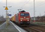 189 005 mit Kisten aus Hamburg nach Prag in Elsterwerda Hbf am 14.12.2013.