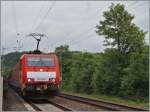 Noch eine (bzw. zwei) DB BR 189: An der Spitze des Erz-Zuges zeigt sich die 189 031-8 bei Winningen.
20. Juni 2014