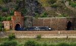 MRCE/ERSR 6 189 099-5/ES64F4-999 verlässt hier mit einem KLV den Tunnel an der Rheinuferstrasse gegenüber von Oberwesel. 13.09.2013