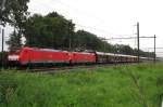 In Regen durchfahrt am 31 Augustus 2014 ein Kohlezug mit 189 080 der Bahnhof Zevenaar.