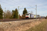 Eine 189-Doppeltraktion von Lokomotion, geführt von 189 907-9, wurde am 25.02.17 mit ihrem KLV-Zug in Richtung München am Ortsrand von Eglharting fotografiert.