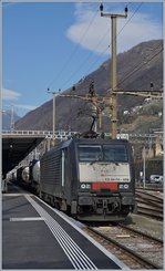 Die ES 64 F4 096 von SBB Cargo International wartet in Bellinzona auf die Weiterfahrt Richtung Luino.