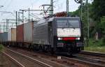 Stark schwarz und schn sind die Loks der BR 189 von MRCE, hier rollt die 189 105/ES F4-105 mit einem Containerzug durch HH-Harburg. 15.7.10