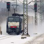 Auf solche Bilder freu ich mich wieder......189 096/ES F4-996 mit dem NOR Cargo und einer Schneewolke Richtung Hamburg, aufgenommen in Schleswig am 14.2.2010