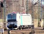 Falscher Standort, zu weit weg und eine falsch eingestellte Kamera und trotzdem kam ein einigermaen passables Foto dabei raus. Railpool Vectron 193 802-6 bei der Durchfahrt in HH-Harburg. 23.03.2013 