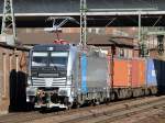 Bildschn und bei bestem Sonnenlicht fuhr der fr die EVB fahrende Railpool Vectron 193 802-6 mit einem Containerzug durch Hamburg-Harburg. 03.04.2013