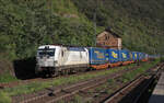 br-6193-vectron-ac-ms/858029/txl-193-617-friedensbewegung-mit-lkw TXL 193 617 'Friedensbewegung' mit LKW Walter in Richtung Norden am 14.09.23 in Kaub.