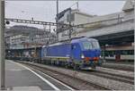 Seit einiger Zeit kann ich mich ja nicht mehr über einen Mangel an Vecrton-Loks in unserer Gegend beklagen, aber eine so schöne blaue Lok lohnte dann doch ein Bild: die 193 046 (91 80 6193 046-0 D-DISPO) wartet in Lausanne mit einem Güterzug auf die Weiterfahrt in Richtung St-Maurice.

19. Jan. 2026