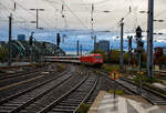 Die DB 101 018-0 (91 80 6101 018-0 D-DB) der DB Fernverkehr AG, kommt am 21 Oktober 2025, mit dem EC 7 (Hamburg-Altona - Köln - Mainz - Basel SBB) [ehem. weiter über Bern nach Interlaken Ost], über Hohenzollernbrücke und erreicht so nun den Hauptbahnhof Köln. Hinter der DB 101 sind SBB EuroCity-Wagen. Die EuroCity-Wagen (Apm EC und Bpm EC) der SBB sind zwar nach ähnlichen Prinzipien aufgebaut worden, werden aber in der Schweiz nicht als Einheitswagen bezeichnet. Eine Ausnahme ist der eingereihte Speisewagen (WRm 61 85 88-94 113-7 CH-SBB), diese sind Einheitswagen IV. 

Die Lok wurde 1996 von ADtranz (ABB Daimler-Benz Transportation GmbH) in Kassel unter der Fabriknummer 33128 gebaut.

Aufgrund der großen Verspätungen des EC 7 von Hamburg-Altona nach Interlaken Ost und des EC 9 von Dortmund Hbf nach Zürich HB verkehren beide Linien ab dem 29. April 2025 fahrplanmäßig nur noch bis Basel SBB. Wobei dieser Zug in Köln pünktlich war.

Für den Schweizer Linienabschnitt ab Basel SBB nach Zürich HB und Interlaken Ost kommen Ersatzzüge zum Einsatz. Reisende von Deutschland aus dem EC 7 und dem EC 9 in Richtung Schweiz steigen in Basel SBB um. Diese Maßnahme wurde bei großen Verspätungen bereits in Vergangenheit umgesetzt.

Nicht betroffen sind der EC 6 von Interlaken Ost nach Dortmund Hbf und der EC 8 von Zürich HB nach Hamburg-Altona. Diese Züge verkehren weiterhin grenzüberschreitend.