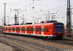 425 066-8 fhrt am 9.4.11 als RB33 in den Endbahnhof Duisburg Hbf. ein.