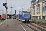 Zwei BOB 426 mit dem 426 039-4 verlassen Friedrichshafen Stadtbahnhof in Richtung Friedrichshafen Hafen. Links im Bild der DB 425 305-0 als IRE nach Ulm. 

14. Sept. 2022 