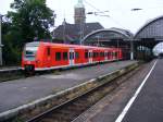 Ein Doppelzug aus DB 426 ist am 30.05.2008 im Hauptbahnhof von Krefeld unterwegs.