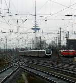 ET 440 3 und 5-Teiler bei der Einfahrt in Bremen, rechts steht die abgestellte 110 417(ehemalige Heizlok HH-Eidelstedt)zusammen mit 111 084-0 im Abstellbereich des Bremer Hbf's. 03.12.11