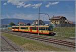 Der Travys OC Be 4/8 N° 3 (94800 450 003-9 D-TVYS) erreicht als R11 26841 von Orbe kommend sein Ziel Chavornay.