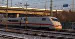 006. ICE 1 401 001-3 rauschte am 4.12.10 durch HH-Harburg.