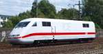Ein ICE ist oft zu sehen, ein einzelner Triebkopf aber nicht ! 401 088-0 fuhr gemtlich durch HH-Harburg. 15.7.10