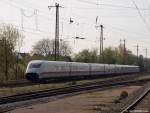 Ein ICE 2 fhrt am 9.4.11 in den Duisburger Hbf. auf Gleis 13 ein.