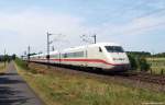 Ein ICE 2 Doppel rast am 4.6.11 mit hoher Geschwindigkeit bei Nordbgge durch die Landschaft.