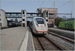 Nachdem der Gegenzug in Form des ICE 4 von Interlaken Ost nach Hamburg Altona in Spiez eingetroffen ist, kann der MOB BLS GoldenPass Express GPX 4064 seine Fahrt nach Interlaken Ost fortsetzen.