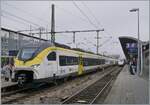 Der DB  bewegt  463 583-5 MIRO ist in Freiburg im Breisgau angekommen, und im Hintergrund trifft ein ICE 4 nach Chur leicht vor dem Fahrplanm�ssigen Zeit in Freiburg i.B.