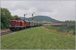 Die Diesellok 211 041-9 (92 80 1211 041-9 D-NeSA) ist mit ihrem  Morgenzug  über die Talübergang Epfenhofen Brücke gefahren und erreicht nun den Bahnhof Epfenhofen.