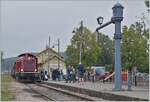 Die Diesellok 211 041-9 (92 80 1211 041-9 D-NeSA) steht mit ihrem  Morgenzug  im Bahnhof Zollhaus Blumberg für die Fahrt nach Weizen bereit.