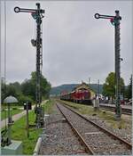 Die Diesellok 211 041-9 (92 80 1211 041-9 D-NeSA) steht mit ihrem  Morgenzug  im Bahnhof Zollhaus Blumberg für die Fahrt nach Weizen bereit.