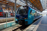 Der zweiteilige erixx Stadler FLIRT³ Akku 526 022 / 826 022 (94 80 2526 022-5 D-SRSDE / 94 80 2826 022-2 D-SRSDE) im NAH.SH-Design (Schleswig-Holstein), als RB 84 Lübeck Hbf nach Kiel Hbf, am 21 April 2026 im Hauptbahnhof Lübeck. 

Der FLIRT wurde 2023 von Stadler Deutschland GmbH in Berlin- Pankow gebaut. Eigentümer ist die Paribus Rail Portfolio III GmbH & Co. KG in Hamburg und vermietete diese an die erixx Holstein GmbH in Lübeck, die die für den Nahverkehrsverbund Schleswig-Holstein (NAH.SH) einsetzt. Eingestellt diese FLIRT³ Akku über die Stadler Rail Service Deutschland GmbH (D-SRSDE).

FLIRT Akku spart allein in Schleswig-Holstein jährlich 10 Millionen Liter Diesel und rund 26.000 Tonnen CO₂.

Mitte 2019 gewann Stadler eine Ausschreibung des Nahverkehrsverbunds Schleswig-Holstein über 55 FLIRT Akku für 600 Millionen Euro, einer der größten Aufträge für Batteriezüge in Deutschland. Seit Oktober 2023 ist diese weltweit erste batterieelektrische Zugflotte im regelmäßigen Linienbetrieb unterwegs. Dank dieser Akkuzüge hat das Bundesland den zweithöchsten Elektrifizierungsanteil unter den Flächenländern Deutschlands, 68 Prozent aller Strecken werden nun elektrisch befahren. Der ökologische Vorteil: Rund 10,4 Millionen Zug-Kilometer werden „entdieselt“. 

Bald werden die FLIRT Akku-Triebzüge in weiteren deutschen Bundesländern wie auch in Österreich, Dänemark, Litauen und den USA einen emissionsfreien Betrieb auf nicht elektrifizierten Strecken ermöglichen.

Der FLIRT Akku ist die batteriebetriebene Ausführung der FLIRT-Typenreihe. Der Nahverkehrsverbund Schleswig-Holstein (NAH.SH) hat im Juli 2019 im Rahmen einer Innovationspartnerschaft 55 zweiteilige FLIRT Akku bestellt. Die batteriebetriebenen Triebzüge verkehren seit Oktober 2023 auf den Strecken der Netze Nord und Ost.

Einsatzgebiete sind: Kiel-Lübeck-Lüneburg, Bad Oldesloe-Neumünster, Neumünster-Heide-Büsum, Kiel-Rendsburg-Jübeck-Husum, Husum-Bad St.Peter Ording, Kiel-Eckenförde-Flensburg, Kiel-Schönberger Strand

Ausgelegt sind die FLIRT Akku Triebzüge für nicht- oder nur teilelektrifizierte Strecken und so vielseitig einsetzbar. Das Laden der Batterien ist während der Fahrt unter Oberleitung sowie an elektrifizierten Endhaltepunkten möglich. Zusätzlich wird die Bremsenergie in den Batterien gespeichert. Damit kann das Fahrzeug effizient und energiesparend eingesetzt werden. Die Erbringung aller Instandhaltungs- und Serviceleistungen über 30 Jahre durch den Hersteller garantiert eine zuverlässige Verfügbarkeit. Das mit Lithium-Ionen-Akkus ausgestattete Fahrzeug fährt in Schleswig-Holstein als zweiteilige Zugkomposition. Der voll klimatisierte FLIRT Akku für die NAH.SH verfügt über mit Fahrgast-WLAN ausgestattete, helle Fahrgasträume sowie großzügig gestaltete Mehrzweckbereiche und bietet 216 Fahrgästen Platz, darunter 123 auf Sitzplätzen.

Technische Merkmale
Technik
Automatische Mittelpufferkupplungen
Leichtbauweise aus Aluminium
Luftgefederte Fahrwerke sorgen für die erforderliche Laufruhe
Oberleitungsbetrieb mit 15 kV sowie oberleitungsfreier Betrieb mit Lithium-Ionen-Traktionsbatterie
Schnellladung der Lithium-Ionen-Traktionsbatterie mittels 15 kV Oberleitung

Komfort
Heller, freundlicher Fahrgastraum
Klimatisierter Fahrgastraum und Fahrerraum
Großzügig gestaltetes Multifunktionsabteil an allen Einstiegsbereichen
2 Einstiegstüren pro Seite
Spaltüberbrückungen an allen Türen
Fahrradstellplätze/Rollstuhlbereiche
Modernes Fahrgastinformationssystem
Universal WC nach TSI PRM
WLAN 

Personal
Ergonomisch gestalteter Fahrerarbeitsplatz

Spezifikationen
Betriebliche Reichweite im Akkubetrieb bis zu 150 km
Höchstgeschwindigkeit max. 160 km/h
Ladezeit unter Oberleitung: 15 Minuten
Sitzplätze: 123

Ersatzteillieferung und technische Instandhaltung über 30 Jahre durch Hersteller

FLIRT Akku: Fährt da weiter, wo die Oberleitung endet
Moderne Züge müssen auf Strecken ohne Oberleitung nicht mit Diesel fahren. Leistungsstarke Batterien können Züge über Teilstrecken frei von CO₂-Ausstoß und zuverlässig mit Strom versorgen. Die batterie-elektrischen Triebzüge (BEMU) von Stadler sind ausgelegt für nicht- oder nur teilelektrifizierte Strecken und damit vielseitig einsetzbar.Auf Streckenabschnitten mit Oberleitung fahren die Züge klassisch elektrisch mit gehobenem Stromabnehmer und laden die Batterien. Gleichzeitig wird Bremsenergie zur Aufladung genutzt. Wo die Oberleitung endet, setzen sie ihre Fahrt im Batteriemodus fort. 

Mit dem FLIRT Akku, der batterieelektrischen Antriebsvariante des Bestsellers FLIRT, hat Stadler bereits 2017 den weltweit ersten für den Fahrgasteinsatz zugelassenen Batteriezug gebaut.

Das Fahrzeugkonzept beruht in großen Teilen auf den vielfach erprobten elektrischen Triebzügen FLIRT für den Betrieb unter Oberleitung. Der FLIRT Akku ist einstöckig in Leichtbauweise aus Aluminium gefertigt und in zwei- bis vierteiliger Zugkomposition realisierbar. In Serie lässt sich der FLIRT Akku ebenso wie der FLIRT flexibel und individuell auf die jeweiligen Bedürfnisse von Kunden und Streckennetz anpassen. Eine Mehrfachtraktion mit rein elektrischen ein- und doppelstöckigen Fahrzeugen ist ebenfalls möglich.

Die einzelnen Triebzüge bestehen aus den zwei betrieblich nicht trennbaren Wagen z.B.:
Wagen A - 94 80 2826 022-2 D-SRSDE, 2. Klasse, Mehrzweckbereich
Wagen B - 94 80 2526 022-5 D-SRSDE, 1./2. Klasse, Rollstuhlplätze, barrierefreies WC;

TECHNISCHE DATEN:
Anzahl für NAH.SH: 55
Inbetriebsetzung Oktober 2023
Spurweite: 1.435 mm (Normalspur)
Achsanordnung: Bo´2´2´
Länge über Kupplung: 45.700 mm
Fahrzeugbreite: 2.820 mm
Fahrzeughöhe: 4.275 mm
Achsabstand im Drehgestell: 2.700 mm
Trieb- und Laufraddurchmesser: 870 mm (neu)
Leergewicht: 96 t
Höchstgeschwindigkeit: 160 km/h
Dauerleistung am Rad: 1.000 kW (2 x 500 kW)
Traktionsantrieb von TSA: Motor TMF 59-39-4 und Getriebe GMH 2-43-595A
Speisespannung: 15 kV / 16,7 Hz
Stromversorgung: Stromabnehmer auf dem A-Wagen für 15 kV, 16,7 Hz AC aus der Oberleitung, 1 Batteriesystem im A-Wagen und 3 Batteriesysteme im B-Wagen
Batteriereichweite: 80 km laut Hersteller (bei Versuchsfahrten mehr als doppelt so weit)
Sitzplätze: 105 + 18 Klappsitze, davon 8 in der 1. Klasse
Stehplätze (4 Pers./m²): 123 (93 bei besetzten Klappsitzen)
Rollstuhlplätze: 2 im B-Wagen
Fahrradstellplätze: Im A-Wagen
Fußbodenhöhe: Niederflur 780 mm, Hochflur 1.145 mm
Einstiegsbreite: 1.300 mm
Einstiegshöhe: 780 mm

Quellen: Stadler Rail