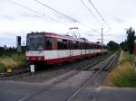 Eine Doppeltraktion aus Stadtbahnwagen B der Rheinbahn ist am 07.07.2008 in Krefeld-Grundend unterwegs.