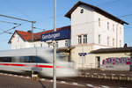 Ein durchfahrender ICE in Richtung Frankfurt/Main wurde vor dem Empfangsgebäude des Bahnhofes Gerstungen am 11.03.17 im Bild festgehalten.