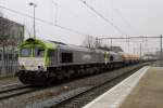 Doppelpack Class 226: Froschperspektiv von Captrain 6605 mit Kesselwagenzug in Tilburg am 11 Februar 2015.
